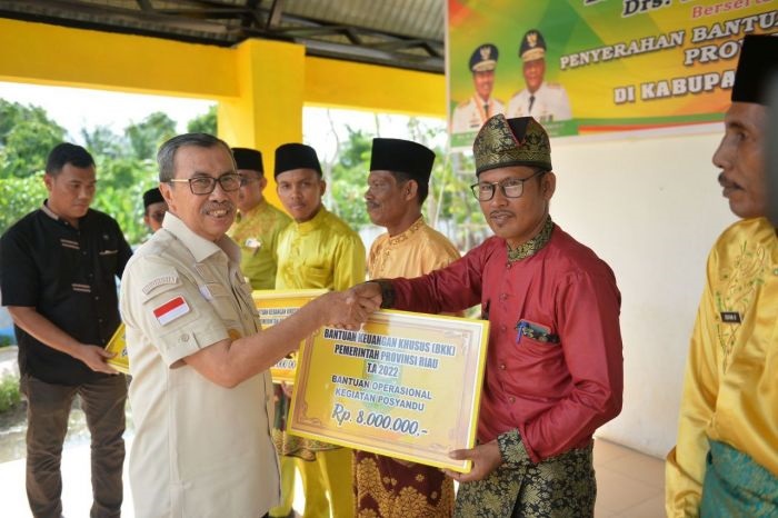 Gubernur Riau Serahkan Rp23,8 m Bankeu Khusus Desa se-Kabupaten Rohil